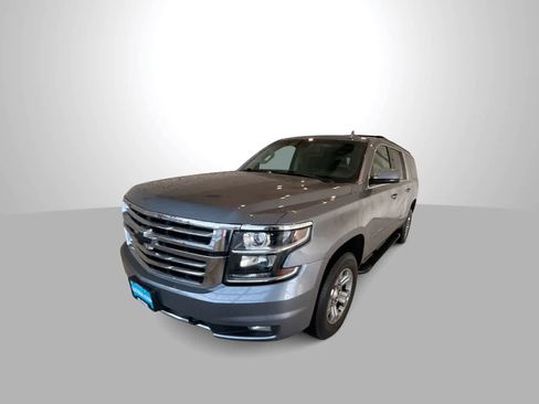 Used 2018 Chevrolet Suburban LT image 4