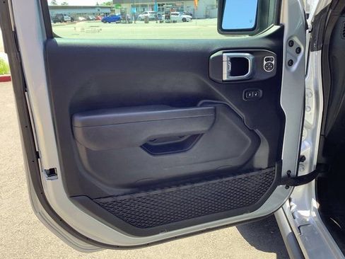 Used 2023 Jeep Gladiator Willys image 9