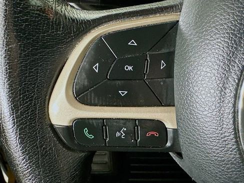 Used 2015 Jeep Renegade Latitude AWD/4WD image 9
