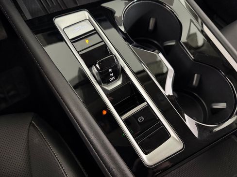 Used 2025 Volkswagen Atlas SE AWD/4WD image 13