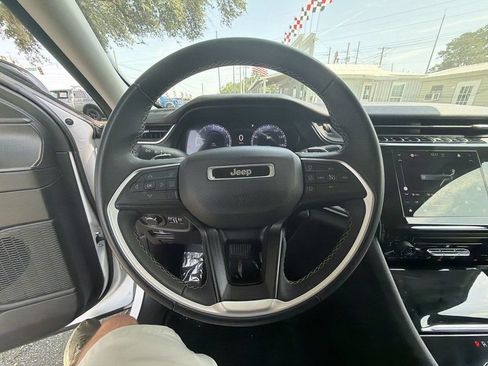 Used 2023 Jeep Grand Cherokee Laredo RWD image 15