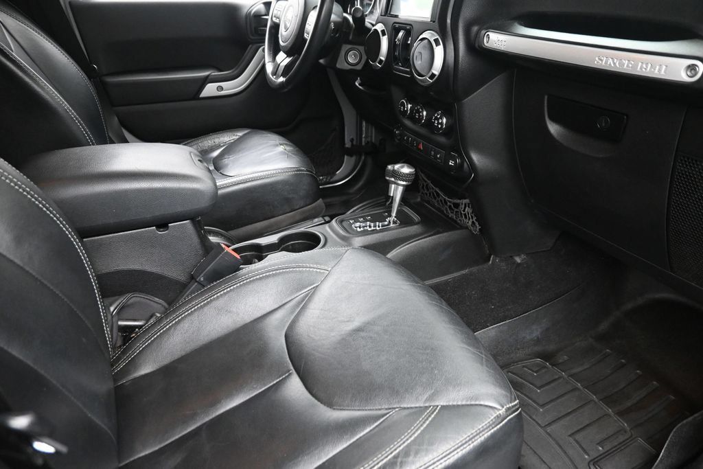 Used 2014 Jeep Wrangler Unlimited Sahara w/ Connectivity Group AWD/4WD image 9