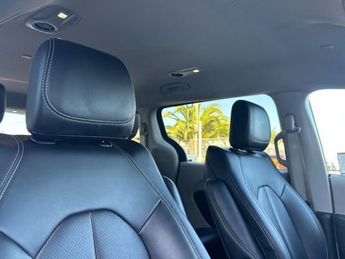 Used 2023 Chrysler Pacifica Touring-L FWD image 21