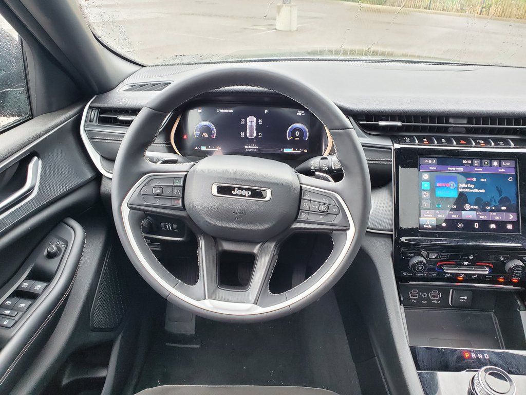 Used 2023 Jeep Grand Cherokee Altitude AWD/4WD image 13