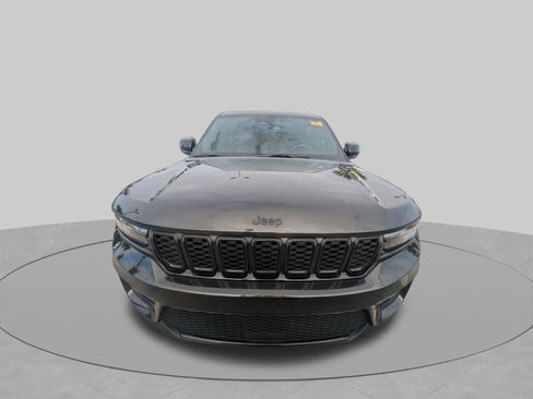Used 2024 Jeep Grand Cherokee Limited w/ Black Appearance Package AWD/4WD image 9