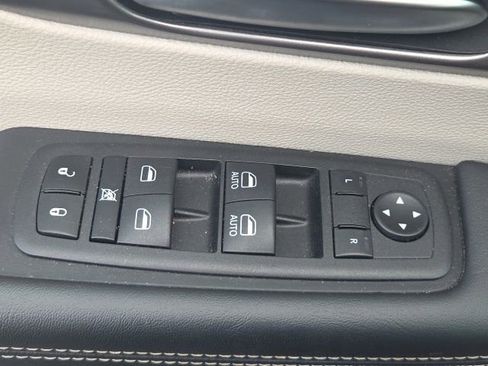 Used 2023 Chrysler Pacifica Touring-L image 27