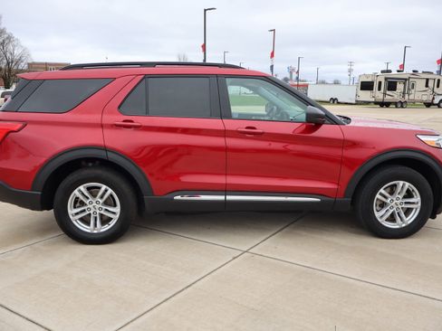 Used 2023 Ford Explorer XLT w/ Equipment Group 202A image 4