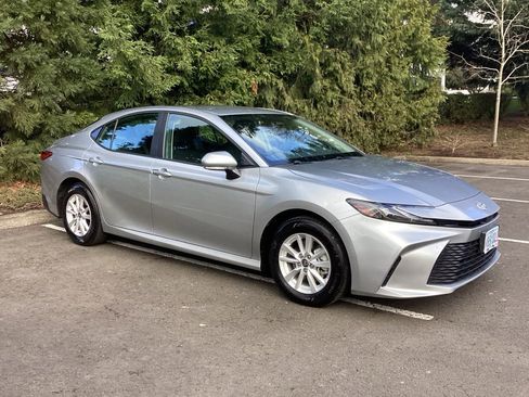 Used 2025 Toyota Camry LE w/ Convenience Package image 7