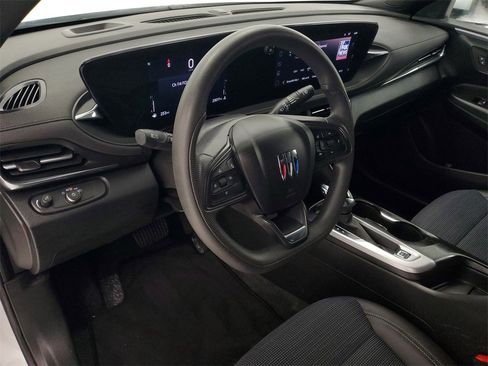 Used 2025 Buick Envista Preferred image 12