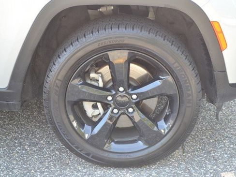 Used 2023 Jeep Grand Cherokee L Laredo image 10