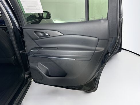 Used 2025 Chevrolet Traverse LT image 32