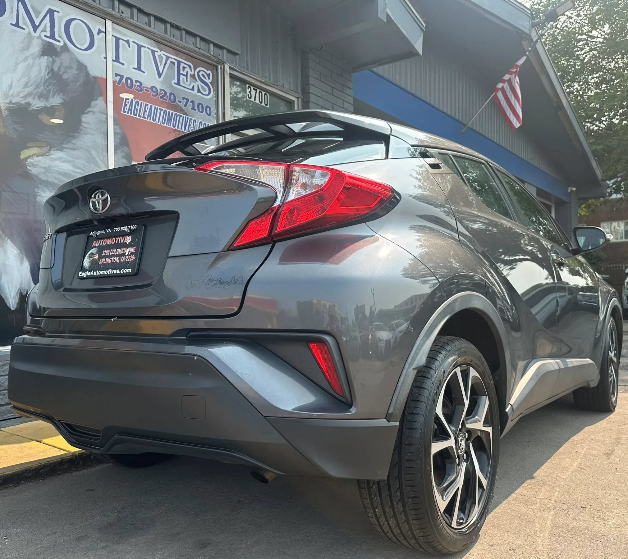 Used 2018 Toyota C-HR XLE FWD image 3