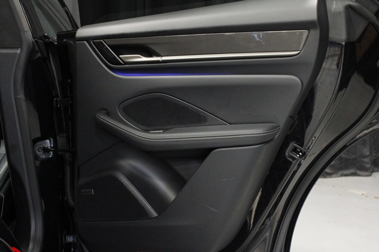 Certified 2025 Porsche Macan Turbo Electric AWD/4WD image 17