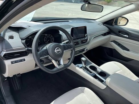 Used 2025 Nissan Altima 2.5 SV FWD image 13