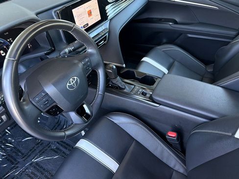 Used 2025 Toyota Camry SE FWD image 12