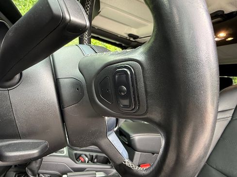Used 2020 Jeep Gladiator Overland AWD/4WD image 14