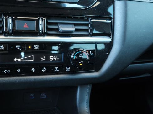 Used 2023 Nissan Pathfinder SV image 18