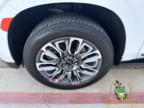 Used 2023 GMC Yukon Denali Ultimate w/ LPO, Floor Liner Package AWD/4WD image 6