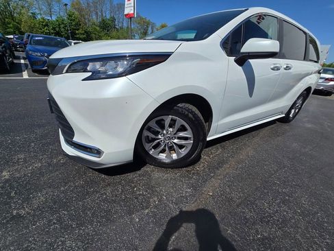 Certified 2023 Toyota Sienna XLE FWD image 2