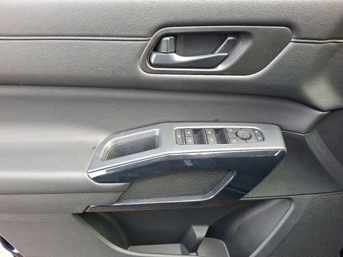 Used 2025 Nissan Pathfinder SV image 13