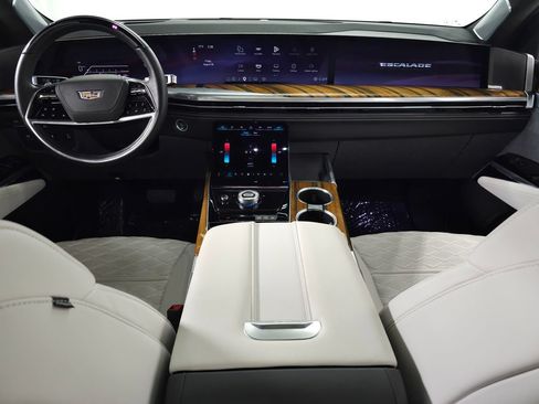 Used 2025 Cadillac Escalade Sport Platinum AWD/4WD image 15