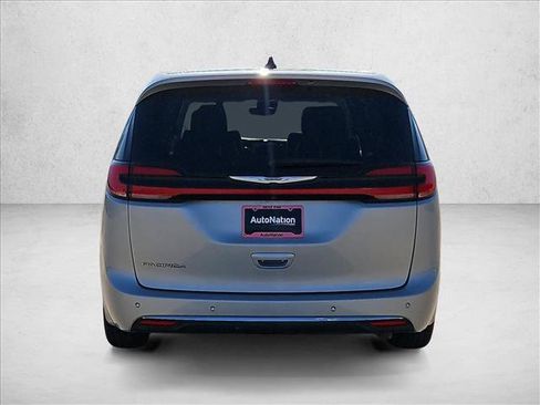 Used 2023 Chrysler Pacifica Touring-L FWD image 13