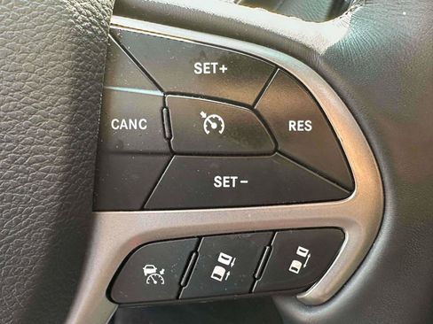 Used 2019 Jeep Grand Cherokee Overland AWD/4WD image 22