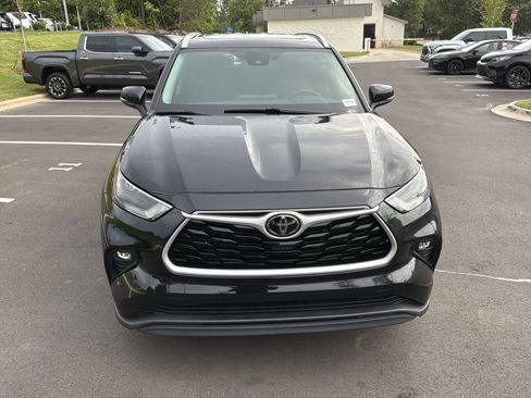 Used 2023 Toyota Highlander XLE FWD image 3