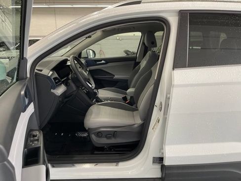 Used 2024 Volkswagen Taos SE w/ Panoramic Sunroof Package AWD/4WD image 7