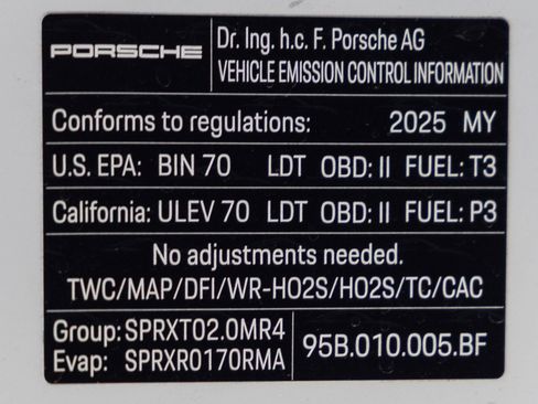 Certified 2025 Porsche Macan AWD/4WD image 38