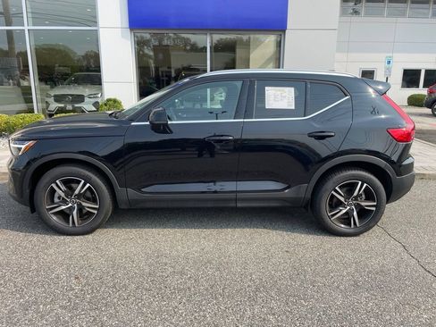 Used 2025 Volvo XC40 B5 Core AWD/4WD image 2