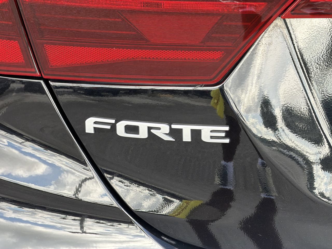 Used 2024 Kia Forte LXS FWD image 9