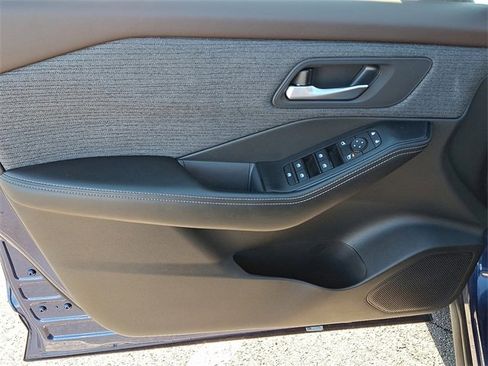 Used 2023 Nissan Rogue SV image 9