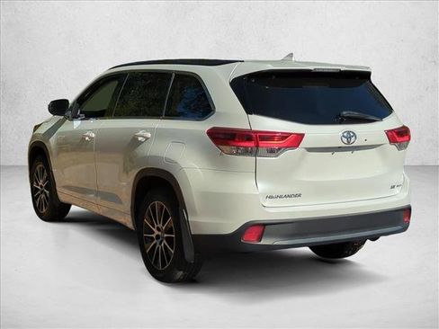 Used 2017 Toyota Highlander SE image 7