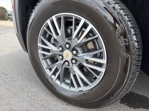 Used 2025 Chevrolet Traverse LT FWD image 12