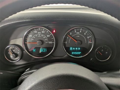 Used 2015 Jeep Wrangler Unlimited Rubicon w/ Connectivity Group image 18