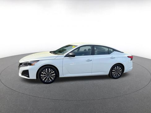 Used 2025 Nissan Altima 2.5 SV FWD image 8