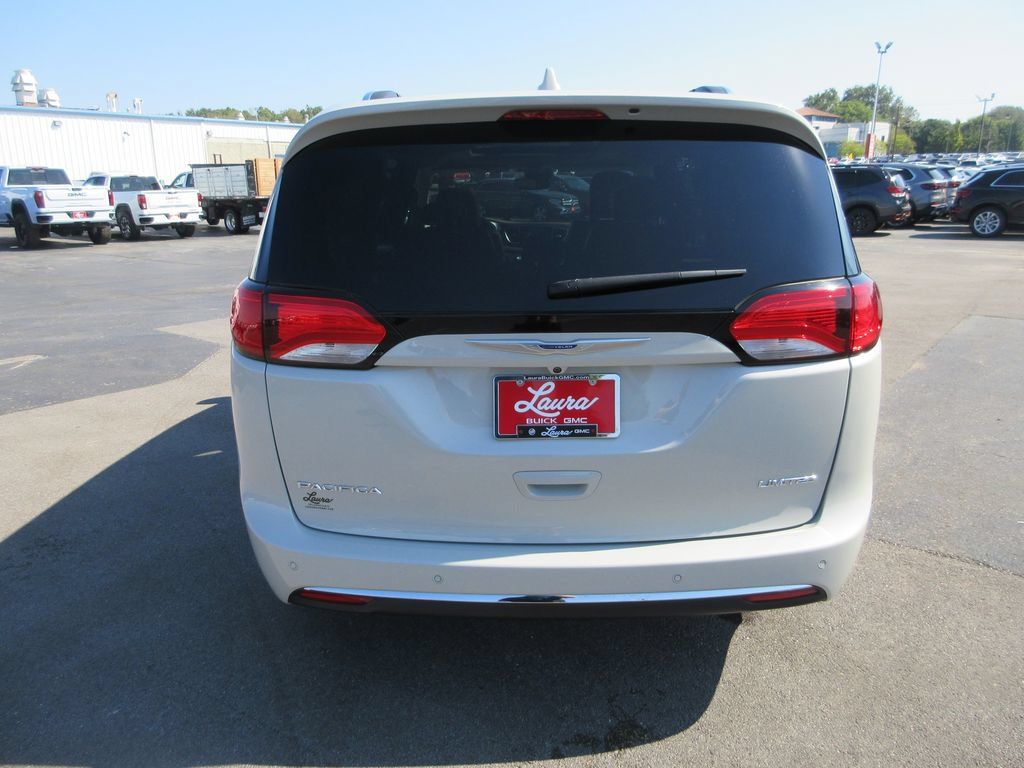 Used 2019 Chrysler Pacifica Limited w/ Tire & Wheel Group FWD image 7