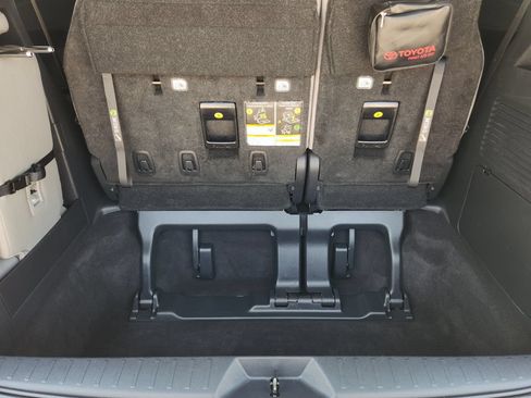 Used 2026 Toyota Sienna XLE FWD image 35