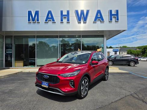 Certified 2023 Ford Escape Platinum AWD/4WD image 2