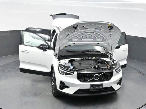 Used 2025 Volvo XC40 B5 Plus AWD/4WD image 39