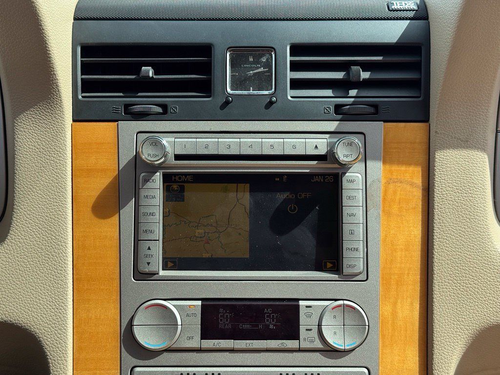 Used 2010 Lincoln Navigator L 4WD image 3