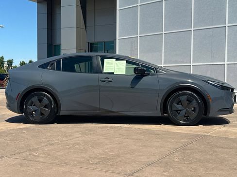 Used 2025 Toyota Prius LE FWD image 3