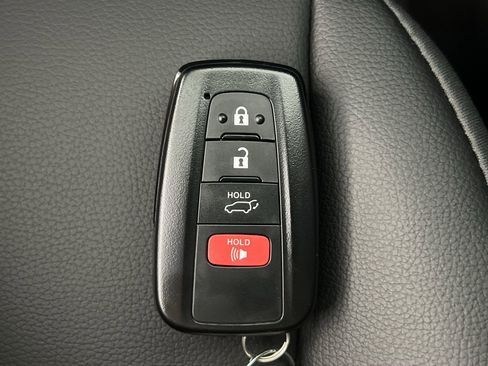 Used 2023 Toyota Highlander XLE image 36