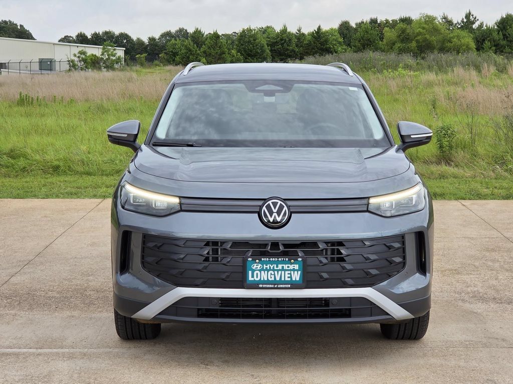 Used 2025 Volkswagen Tiguan SE FWD image 2