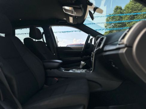 Used 2020 Jeep Grand Cherokee Laredo RWD image 17