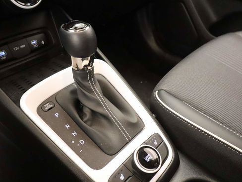 Used 2025 Hyundai Venue Limited image 7