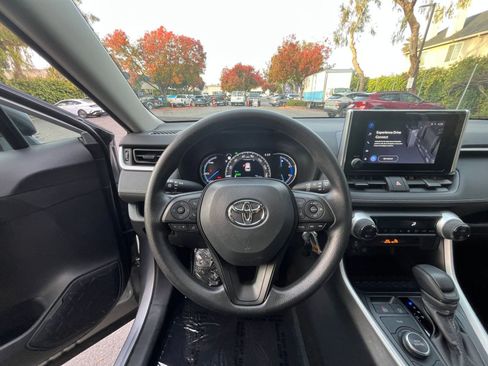 Used 2025 Toyota RAV4 LE image 33