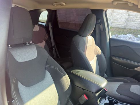 Used 2017 Jeep Cherokee Sport w/ Cold Weather Group image 31