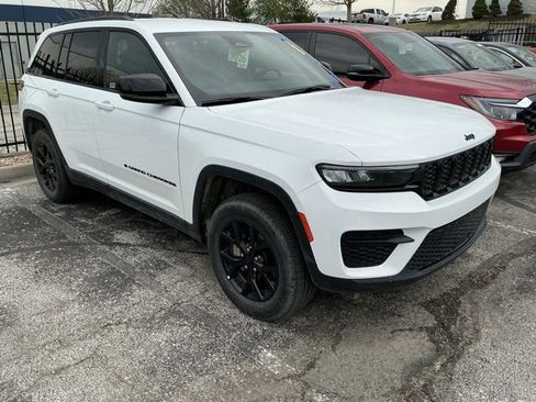 Used 2024 Jeep Grand Cherokee Altitude image 4